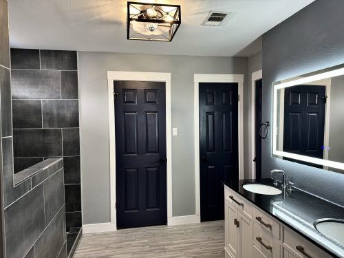 Dark tile bathroom shower remodel entrance in Schertz, TX 78154 – GTex General Contracting Schertz bathroom remodeling by GTex General Contracting